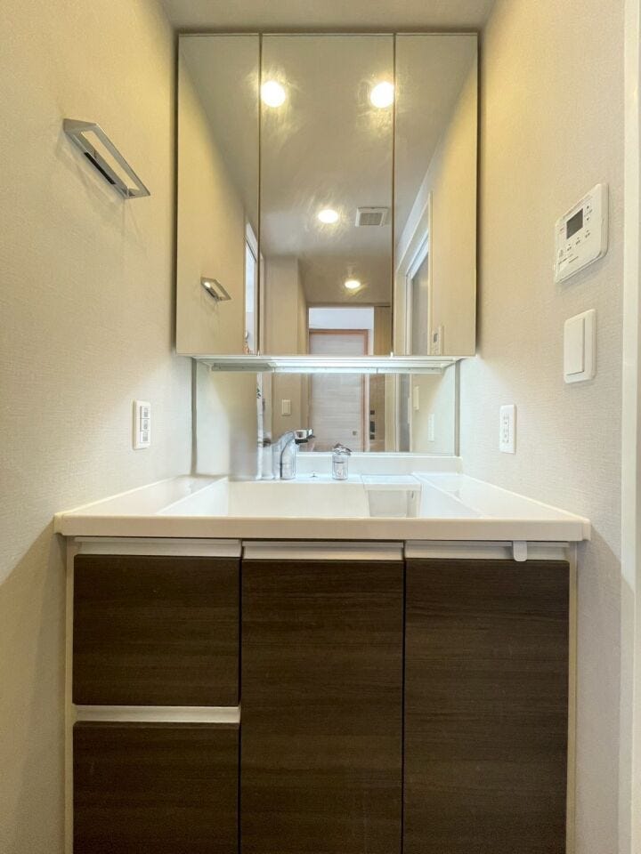 明るくきれいな洗面台は朝の身支度も捗ります♪
※家具消しの修正を行っております。