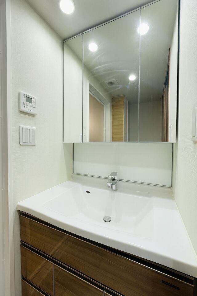 鏡の内側は収納スペースになっています☆
※小物消しの修正を行っています。