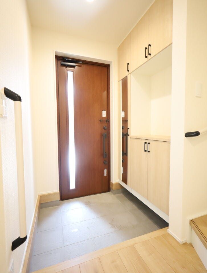 【同社施工例】収納たっぷりでスッキリとした、明るく清潔感のある玄関。姿見があり、お出かけ前の最終チェックもできます。