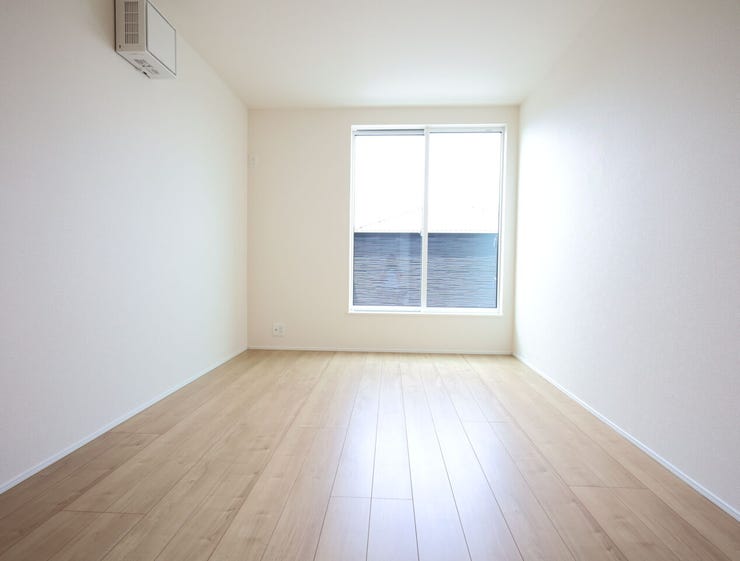 【同社施工例】陽光たっぷりの洋室。バルコニーに面した、開放的で心地よい空間です♪