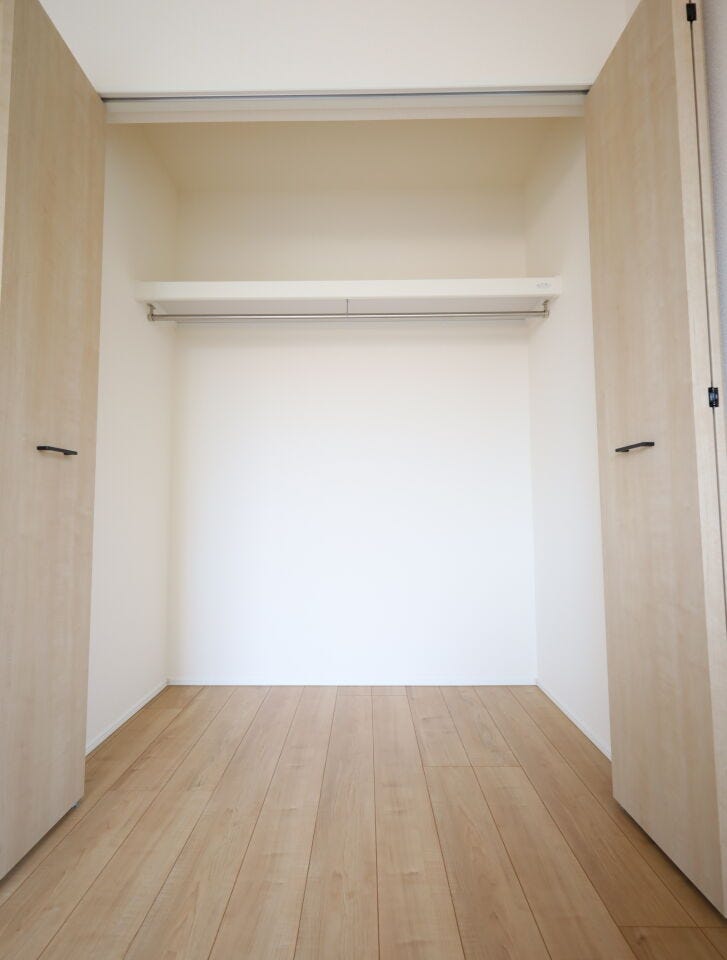 【同社施工例】上部棚付きで便利なクローゼット。スッキリ収納で空間を有効活用!