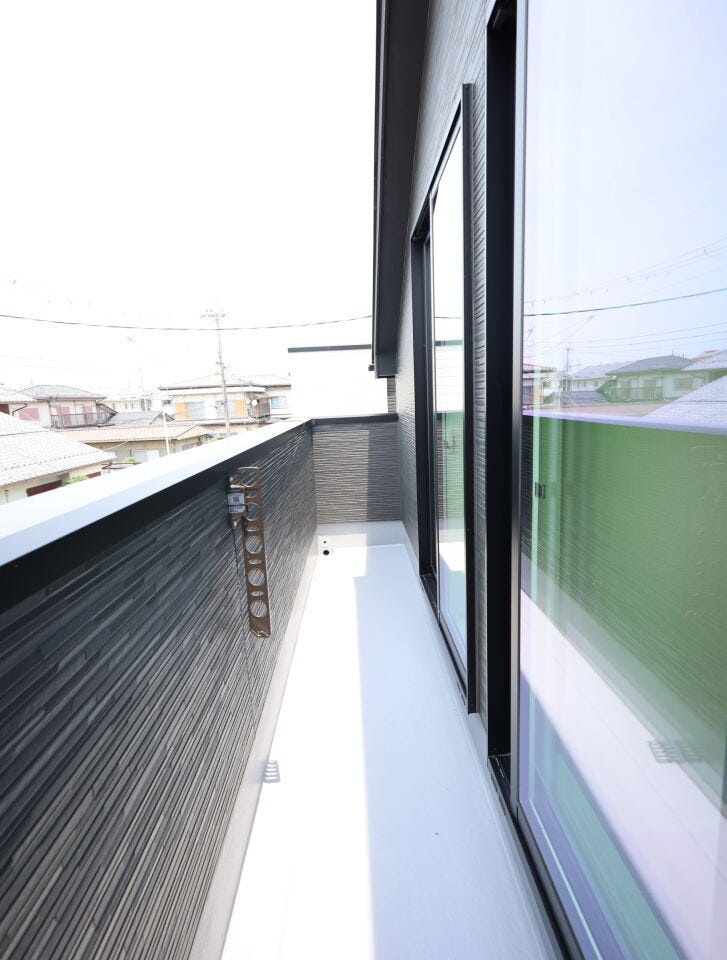 【同社施工例】南側バルコニーで日当たりも良く、洗濯物も気持ち良く干せそうです。