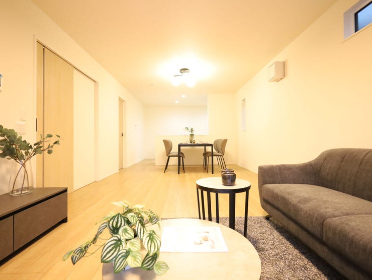 【同社施工例】モダンでおしゃれなLDK。開放的な空間に自然光が心地よく広がり、くつろぎと上質な暮らしを楽しめる住まい。