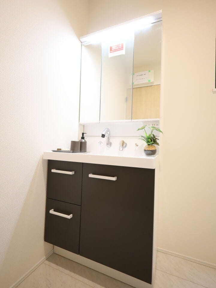 【同社施工例】機能性◎なおしゃれなドレッサータイプの洗面台で、メイクも朝の準備も捗りますね♪