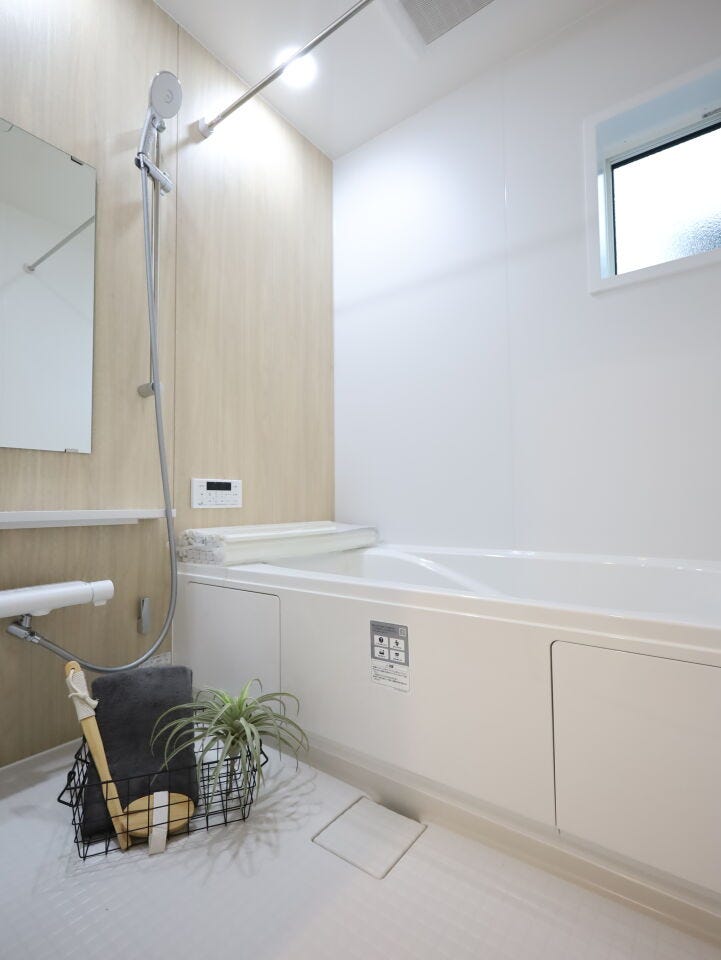 【同社施工例】窓付きの浴室で、自然光と爽やかな風を感じながらリラックス。心地よいひとときを楽しめる快適な空間。