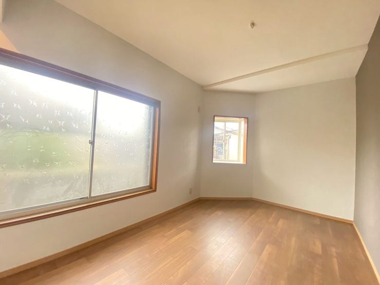 陽がたっぷり入る心地よい洋室です