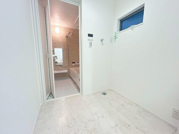 洗面脱衣所は洗濯機を設置しても広さは十分確保できます。