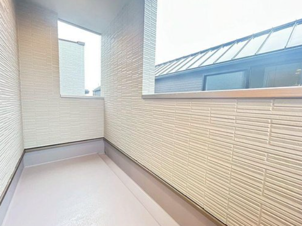 広々としたインナーバルコニーです。直射日光を避けてお洗濯ものを干すことができます。