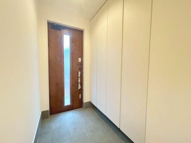 玄関を入るとすぐに収納スペースがございます。靴や遊び道具もたくさん収納できます♪