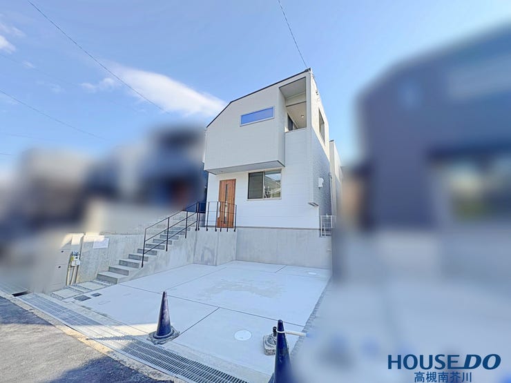 【外観】
閑静な住宅街に位置する物件です。駐車スペースは2台分あります。