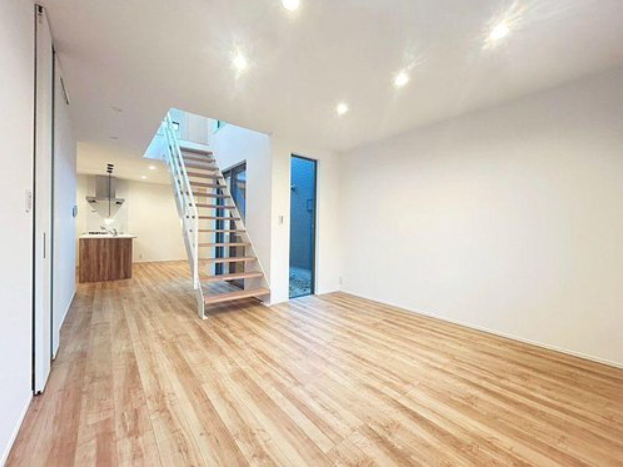 LDKは20帖以上あります。大きな窓があり、明るい光が差し込む素敵な空間です。