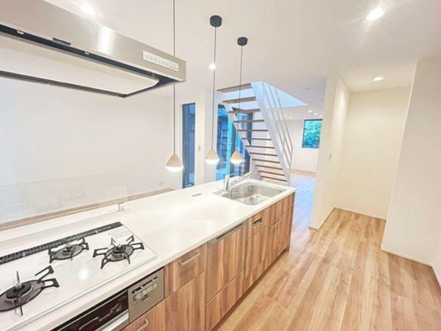 食洗器付きのシステムキッチンです。対面式キッチン採用で、お料理しながらダイニングやリビングを見渡すことができます。