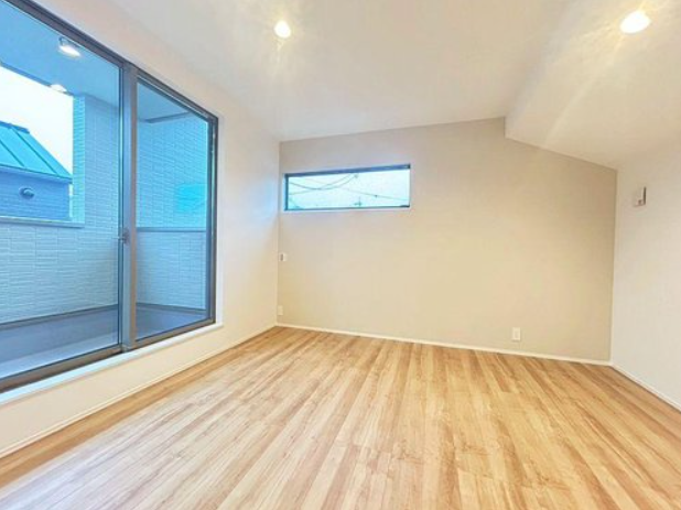 2階のメインベッドルームです。明るい光が差し込むお部屋です。