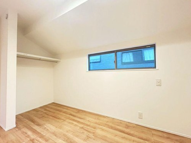 オープンクローゼットのある寝室です。こちらのお部屋も2面採光でとても明るいです。