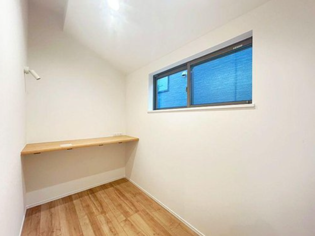 お仕事やお勉強にピッタリのスペースです。集中して作業したいときにもってこいのお部屋ですね♪