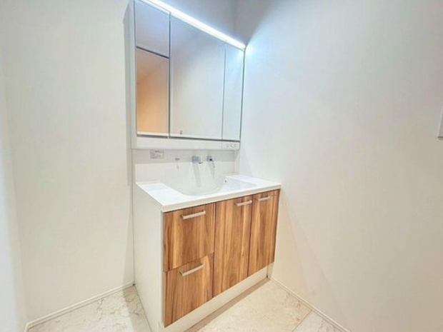 大きな鏡と明るい照明で清潔感のある洗面台です。