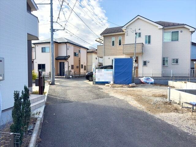 【南東側 前面道路】幅員約4mの前面道路です。普通車が1台通れる幅となります。大型車の通行が少ないので、振動や騒音が抑えられます。