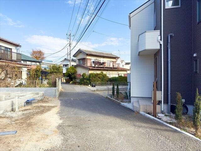 【南東側 前面道路】幅員約4mの前面道路です。車がすれ違うには厳しい道幅ですが、車はスピードを抑えて走行するので、お子様にも安全な道幅となっています。