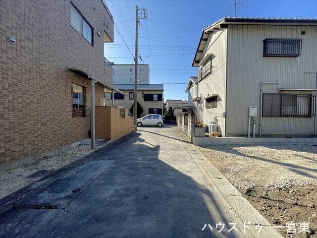 東側幅員約4mの前面道路です。普通車が1台通れる幅となります。大型車の通行が少ないので、振動や騒音が抑えられます。