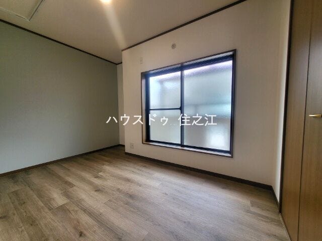 フローリングですのでお掃除もしやすいですよ