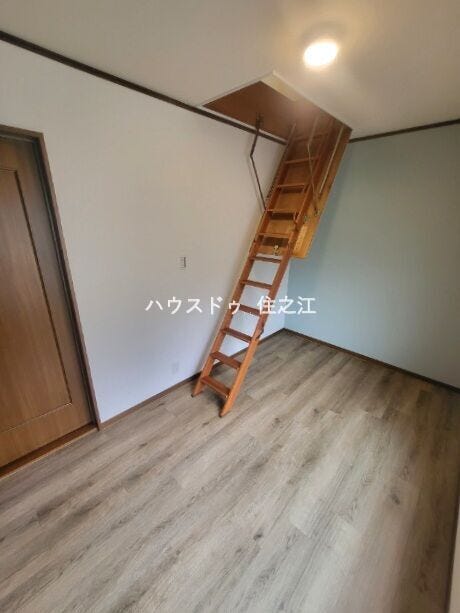 上部に屋根裏集のございます