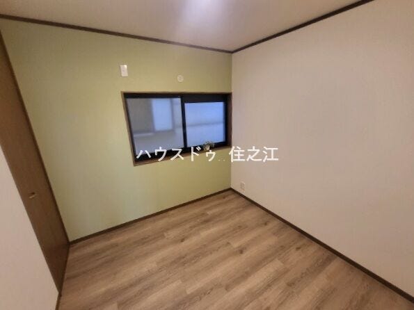 窓が有るので換気はもちろん明るく日差しの入る洋室です♪