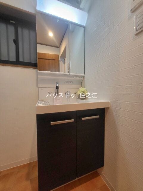 二面鏡の裏に収納もできるので日用品がストックできます