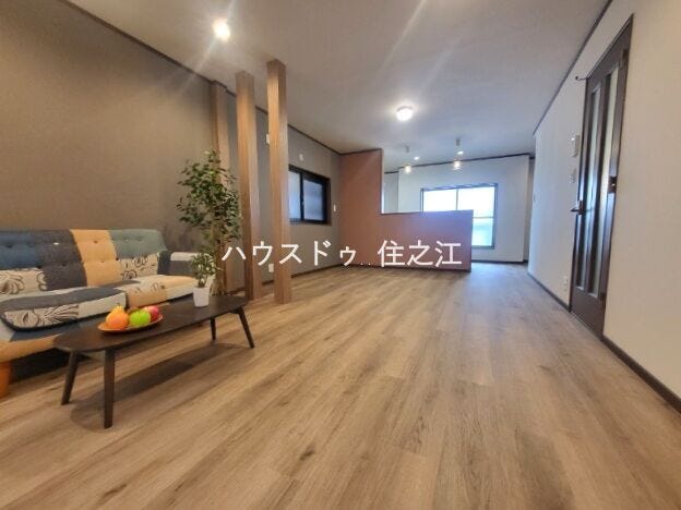 ソファーやダイニングテーブルを置いてもゆとりのある広さのリビングです