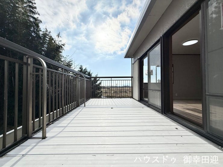 ■□■空の下の開放的な特等席■□■日光浴や読書、外の空気を感じながらリフレッシュ。暮らしを豊かにする、もう一つの心地よい空間です。