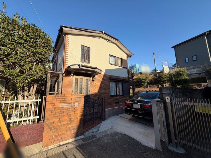 【外観】
随時ご案内可能です♪
築年数は古いですが、耐震基準適合証明書・建物状況調査報告書・フラット35S適合証明書取得済、内外リフォーム済であり、メンテンナンスをしっかり行っております。