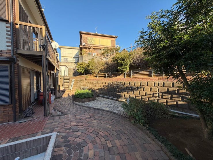 レンガを効果的に使用し、エッジのきいているオシャレな雰囲気のお庭です♪