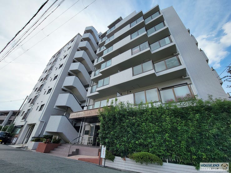 【外観】
敷地内の植栽は丁寧に手入れされており、四季を通じて美しい緑を楽しめます。大通りから少し奥まった静かな立地にあり、小さなお子様がいるご家庭でも安心してお住まいいただける環境です。