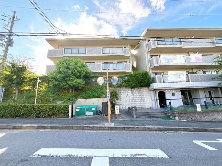 あたたかな陽が差し込む日当り良好の立地です。