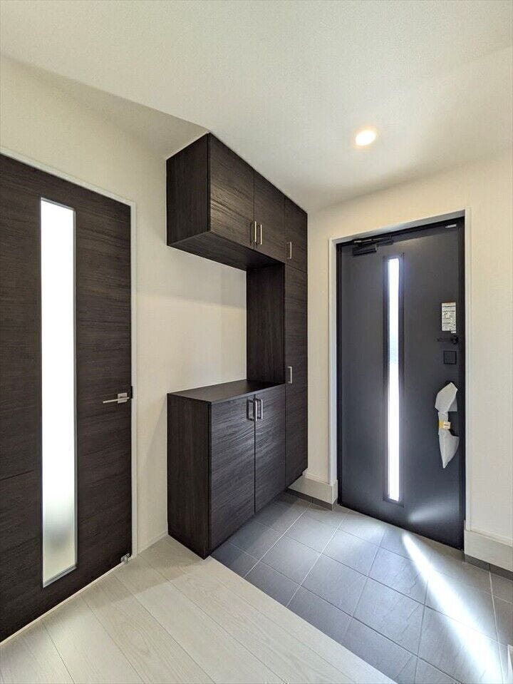 【同社施工例】
シューズボックスを玄関に設置。家族の靴をまとめて収納可能です