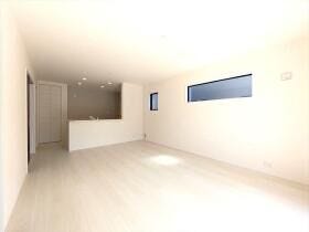 【同社施工例】
日当たりのよい温かい雰囲気の広々LDKスペースです♪
ご家族との団欒をこちらでゆったりとお過ごしください♪