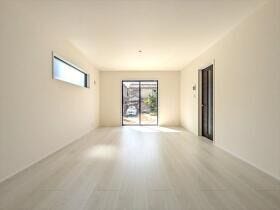 【同社施工例】
大きな掃き出し窓があり、とても明るいLDK
対面キッチンのリビングで遊ぶお子様の様子も見えるので安心です♪