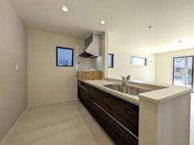 【同社施工例】
料理をしながら会話が楽しめる対面キッチン!リビングで遊ぶお子様の様子も見えるので安心です♪