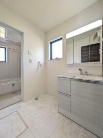 【同社施工例】
収納箇所が豊富な洗面台。朝の忙しい時間の身支度も大きな鏡でゆったりと支度ができます