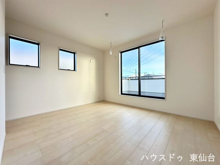 7.5帖の洋室です♪バルコニーに面したお部屋です♪物干し用のポールもついて天気の急変にもさっと対応できます♪