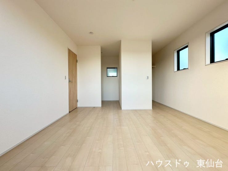 ウォークインクロゼットがついています♪収納やコワーキングスペースにもできそうなフリースペースもあります♪