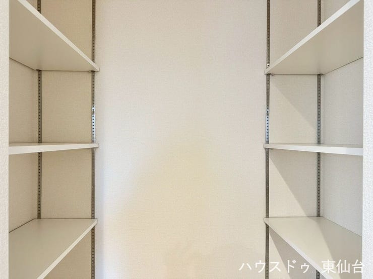 キッチン横のパントリースペースです♪可動できる棚で使いやすく、お料理のテンションも上がりそうです♪