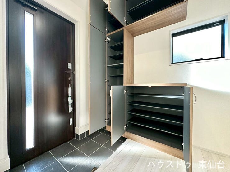 トールサイズの靴箱も程よい抜け感で圧迫感のないすっきりした玄関です♪