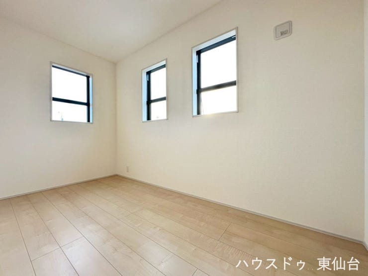 三つ子の窓がかわいらしい西側の5.2帖の洋室です♪