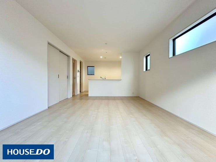 16帖のリビングは明るいお部屋にピッタリな明るい内装になっていて、どんなインテリアもはまりそうです♪