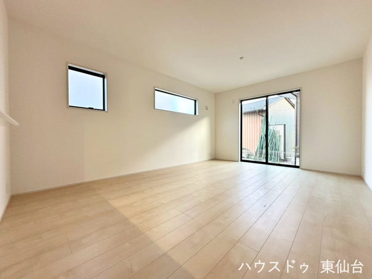 キッチンと一体感がありながらもどこか独立感もあるキッチンできれいな形のリビングスペースになっています♪