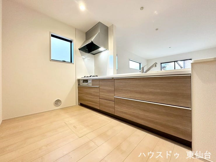 お好みのカップボードを置くスペースもありますね♪
奥の扉は洗面所につながっていて、家事動線が格段に良くなっています♪