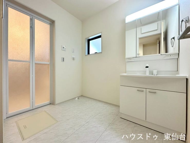 広く取った脱衣所にはうれしい三面鏡♪小窓がついてじめじめしがちな水回りもいつも快適です♪