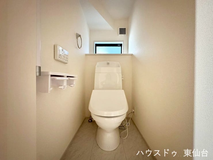 シンプルイズザベストトイレ♪はもちろん温水洗浄便座付きです♪