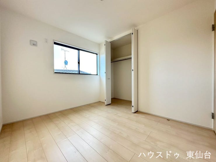 真ん中の5.2帖のお部屋です♪お掃除も楽々なフローリングのお部屋です♪