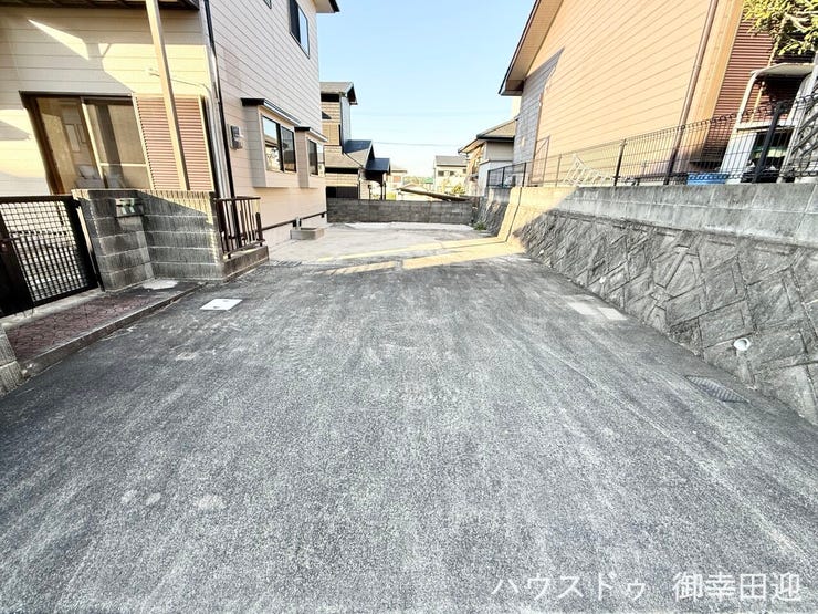 ■□■車と趣味の幅が広がる場所■□■単なる駐車スペースではない、洗車やタイヤ交換、DIYにも使える多目的な屋外スペースです。